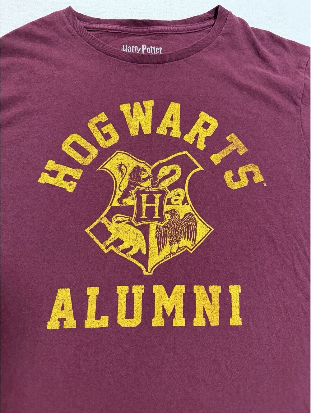 Harry Potter Hogwarts Alumni T Shirt Mens Medium Burgundy Maroon Graphic Tee
